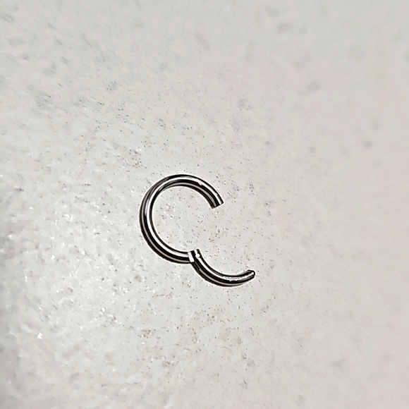 3 nose rings, 2 snap into place and 1 U-shaped ring - Picture 2 of 4